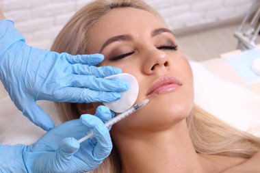 Onun dudak enjeksiyon.