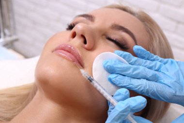 Onun dudak enjeksiyon.