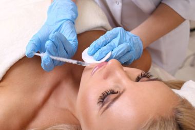 Onun dudak enjeksiyon.