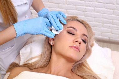 Onun dudak enjeksiyon.