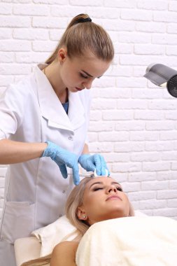 Onun dudak enjeksiyon.