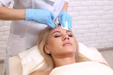 Onun dudak enjeksiyon.