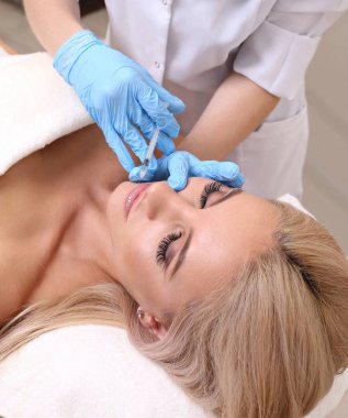 Onun dudak enjeksiyon.