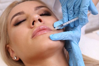 Onun dudak enjeksiyon.