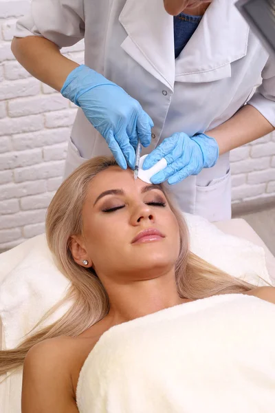 Onun dudak enjeksiyon.