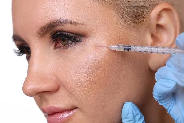 Mulher bonita recebe uma injeção em seu rosto — Fotografia de Stock