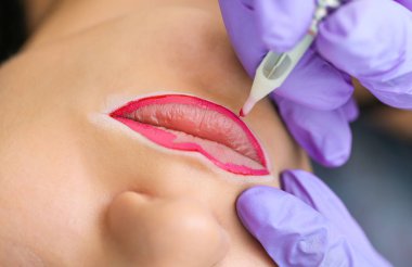 Kadının yüzünde kalıcı makyaj yapma güzellik uzmanı