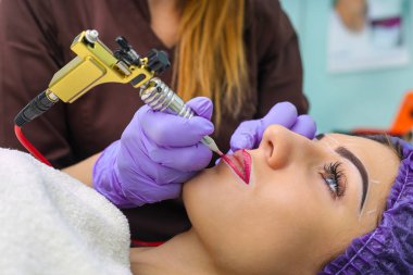 Kadının yüzünde kalıcı makyaj yapma güzellik uzmanı