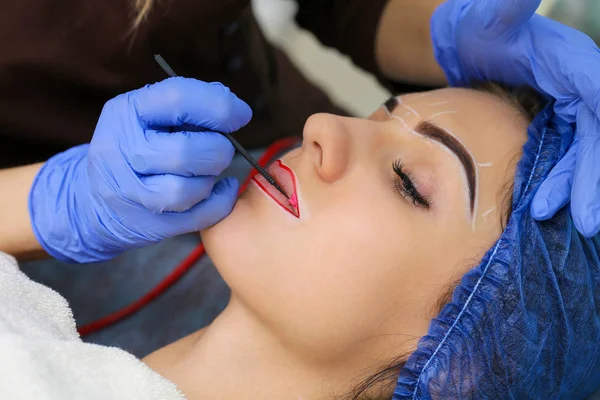 Cosmetologist καθιστώντας μόνιμη μακιγιάζ στο πρόσωπό της γυναίκας — Φωτογραφία Αρχείου