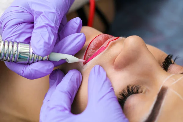 Cosmetólogo haciendo maquillaje permanente en la cara de la mujer —  Fotos de Stock