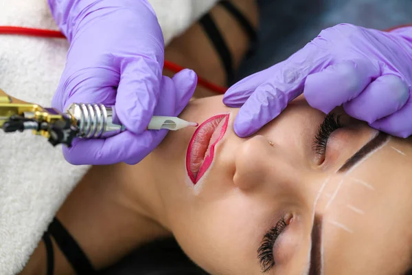 Cosmetologue faisant maquillage permanent sur le visage de la femme — Photo