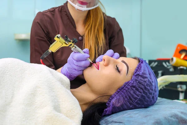 Cosmetólogo haciendo maquillaje permanente en la cara de la mujer — Foto de Stock