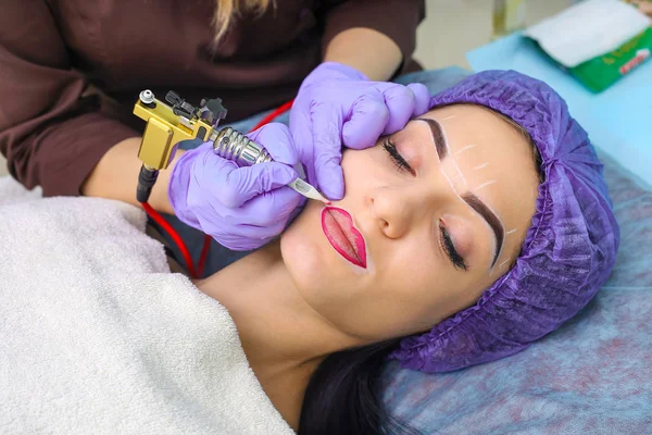 Cosmetólogo haciendo maquillaje permanente en la cara de la mujer —  Fotos de Stock