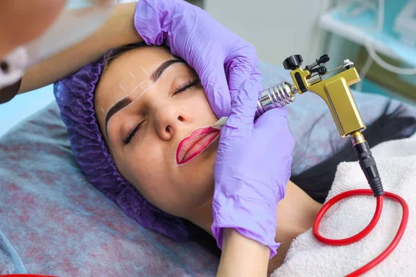Косметолог робить постійний макіяж на обличчі жінки — стокове фото