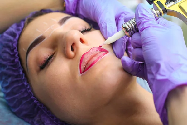 Косметолог робить постійний макіяж на обличчі жінки — стокове фото