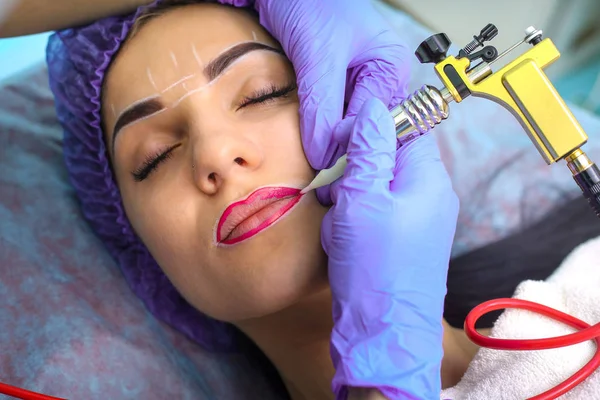 Kosmetolog Dokonywanie Makijaż permanentny na twarz kobiety — Zdjęcie stockowe
