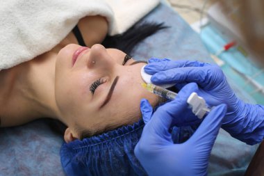 Gençleştirici yüz enjeksiyonları.