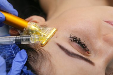 Gençleştirici yüz enjeksiyonları.