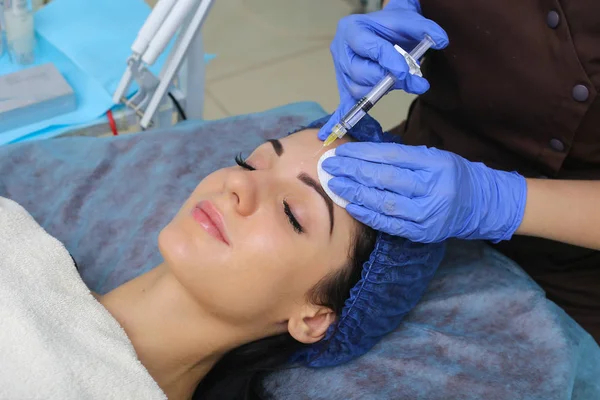 Gençleştirici yüz enjeksiyonları.