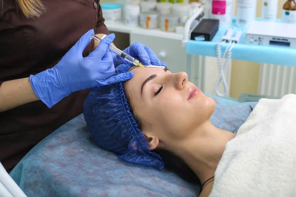 Gençleştirici yüz enjeksiyonları.