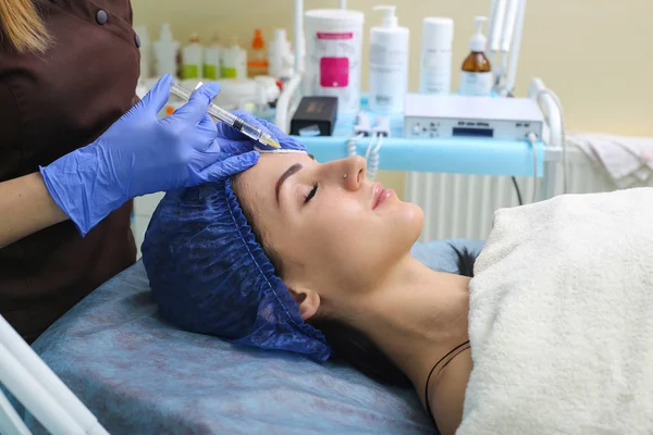 Gençleştirici yüz enjeksiyonları.