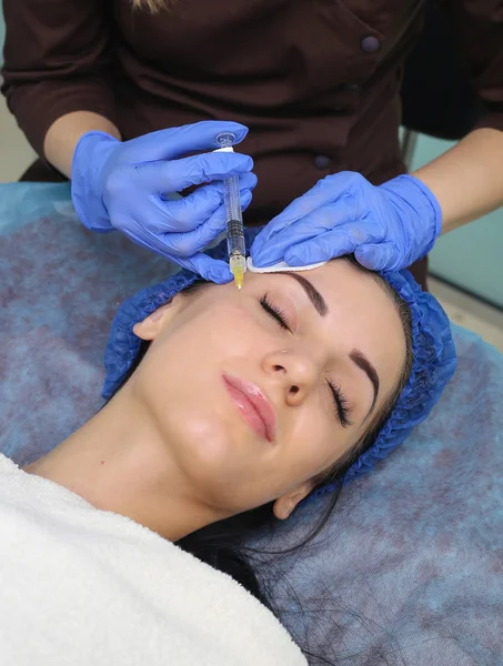 Gençleştirici yüz enjeksiyonları.