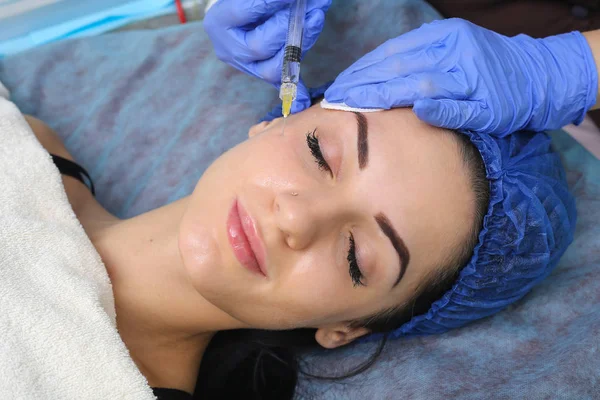 Gençleştirici yüz enjeksiyonları.