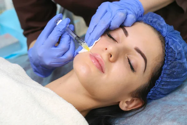 Gençleştirici yüz enjeksiyonları.