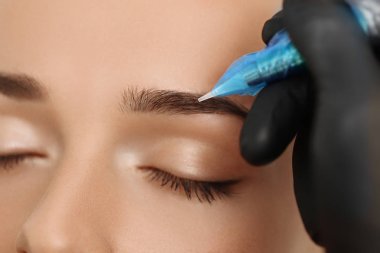 Kaşları üzerinde kalıcı makyaj
