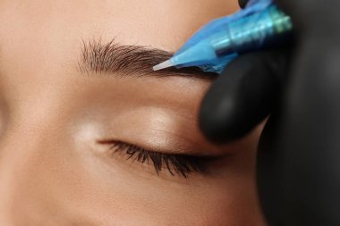 Kaşları üzerinde kalıcı makyaj