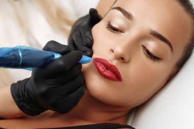 Dudaklarında kalıcı bir makyaj var..