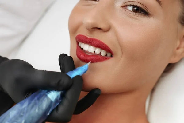 Dudaklarında kalıcı bir makyaj var..