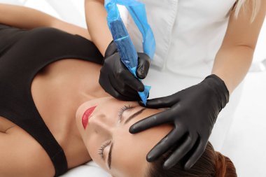 Kaşları üzerinde kalıcı makyaj