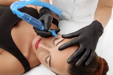 Kaşları üzerinde kalıcı makyaj