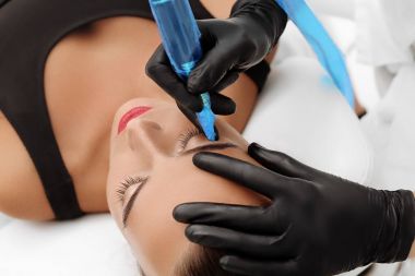 Kaşları üzerinde kalıcı makyaj