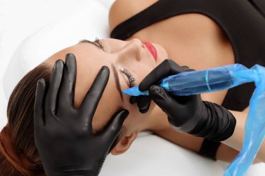 Kaşları üzerinde kalıcı makyaj