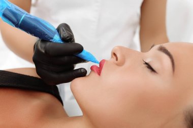 Dudaklarında kalıcı bir makyaj var..