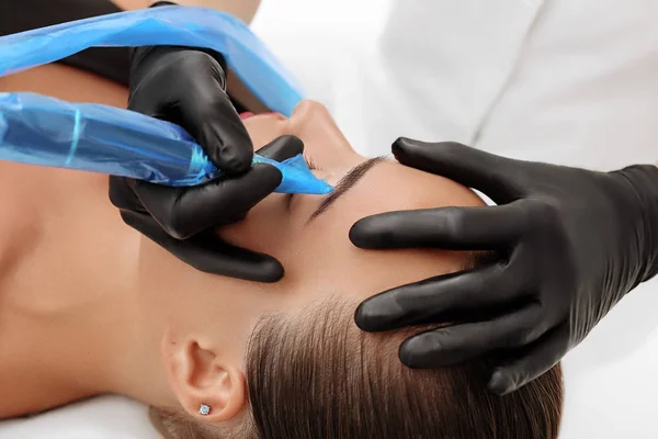 Maquillaje permanente en las cejas — Foto de Stock