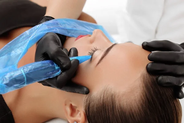 Maquillaje permanente en las cejas — Foto de Stock