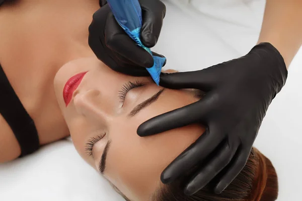 Kaşları üzerinde kalıcı makyaj