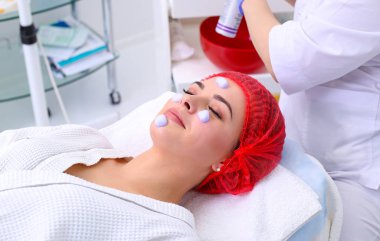 Güzellik salonunda temizlik peeling.