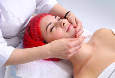 Güzellik salonunda temizlik peeling.