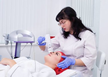 Donanım kozmetolojisi. Deriyi fırçayla temizliyor..