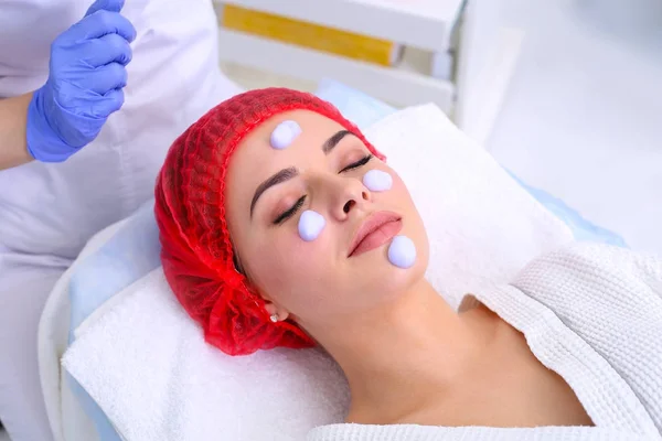 Cleansing peeling at the beauty salon. — Stock Photo, Image