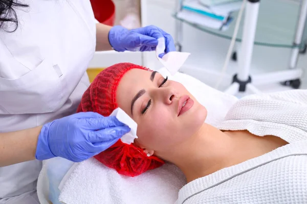 Peeling limpiador en el salón de belleza . — Foto de Stock