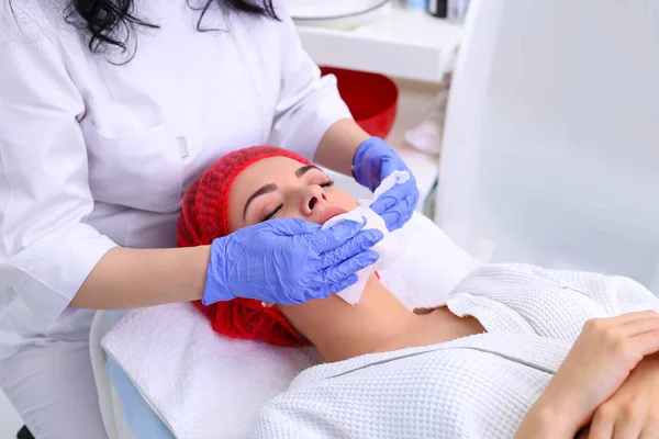 Reinigen van de dubbelpunt peeling op de salon van de schoonheid. — Stockfoto