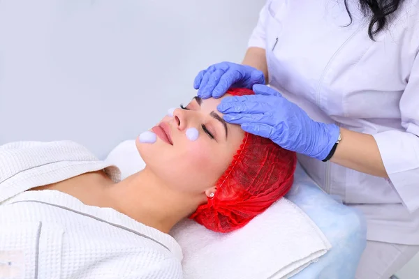 Peeling limpiador en el salón de belleza . — Foto de Stock