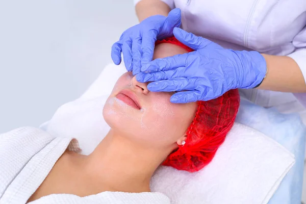 Cleansing peeling at the beauty salon. — Stock Photo, Image