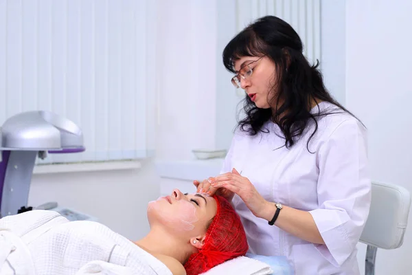 Reinigen van de dubbelpunt peeling op de salon van de schoonheid. — Stockfoto