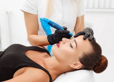 Kaşları üzerinde kalıcı makyaj